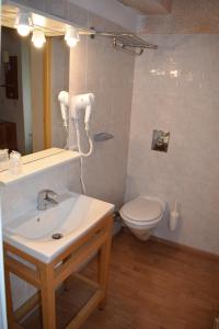 La salle de bains est pourvue d'un lavabo et de toilettes. dans l'établissement Résidence Bardon-Perry, à Le Mont-Dore