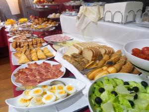 een buffet van verschillende soorten eten op een tafel bij Hotel Iris in Granollers