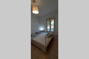 1 dormitorio con cama y ventana en Happy Days Villa, en Leptokarya