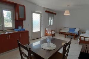 Η κουζίνα ή μικρή κουζίνα στο Happy Days Villa