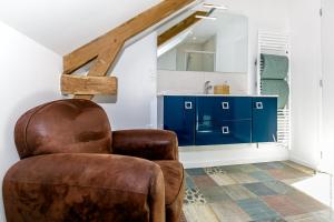 ein Wohnzimmer mit einem Stuhl und einem blauen Schrank in der Unterkunft Quiberon centre ville, plage 300m in Quiberon