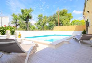 patio con sedie e piscina di Casa Cristòfol a Campanet