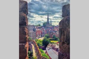 Blick auf die Stadt von einem Schlossfenster in der Unterkunft Luxury townhouse in town centre, views, river walk, Free Parking in Shrewsbury
