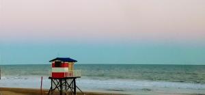 einen Rettungsturm am Strand in der Nähe des Ozeans in der Unterkunft Kuka 5 in Villa Gesell + 1 Foto