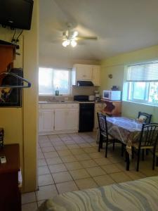 a kitchen with a table and chairs in a room at Coco Cabanas Loreto in Loreto