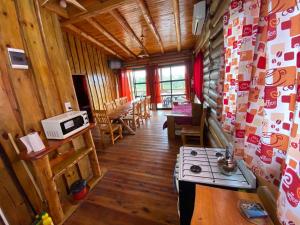 a kitchen with a stove in a wooden cabin at Cabañas Los Álamos in Villa Carlos Paz