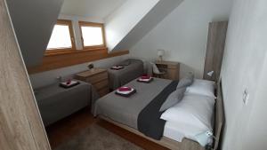 Postel nebo postele na pokoji v ubytování Apartmány Pod Modřínem
