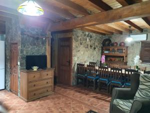Televízia a/alebo spoločenská miestnosť v ubytovaní Casa Calañas