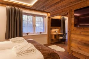 Postel nebo postele na pokoji v ubytování Silvana Mountain Hotel