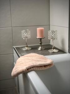 Landhaus Via Decia - Bad Hindelang PLUS Partner في باد هينديلانغ: حمام مع منشفة على حوض الاستحمام