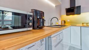 Kuchyňa alebo kuchynka v ubytovaní Apartament Sępia Góra Premium z Sauną - 5D Apartamenty