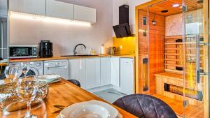 Kuchyňa alebo kuchynka v ubytovaní Apartament Sępia Góra Premium z Sauną - 5D Apartamenty