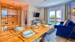 Televízia a/alebo spoločenská miestnosť v ubytovaní Apartament Sępia Góra Premium z Sauną - 5D Apartamenty