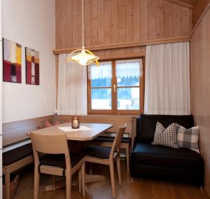 une salle à manger avec une table et une chaise dans l'établissement Kinderbauernhof, à Schoppernau