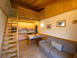 a living room with a couch and a table at Bait Ables in Livigno