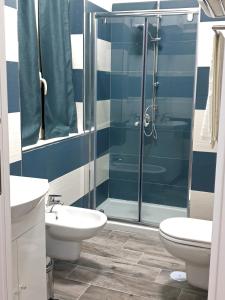 bagno con doccia, lavandino e servizi igienici di B&B HERCULANEUM RUINS a Ercolano