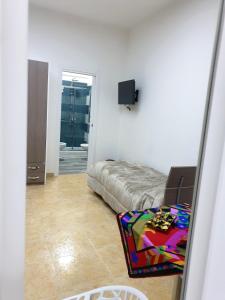 Zimmer mit einem Bett und einem TV in der Unterkunft B&B HERCULANEUM RUINS in Ercolano