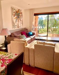 sala de estar con 2 sofás y sofá en BaiaDaLuz - LuzBaia AS Apartment, en Luz