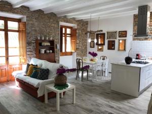 a living room with a couch and a kitchen at Tutu llar us turistic in Amposta