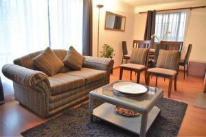 a living room with a couch and a table at Casa bilingüe in Temuco