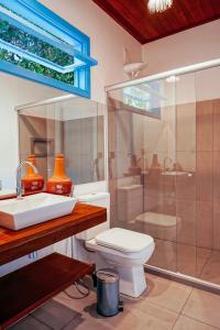 uma casa de banho com um WC, um chuveiro e um lavatório. em Aqualtune Pousada em Barra Grande