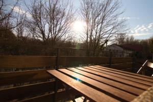 a wooden bench with the sun in the background at Zwischen Köln und Bonn, Central oben in Troisdorf