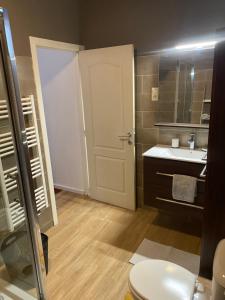 een badkamer met een witte deur en een wastafel bij superbe appartement in Charleroi