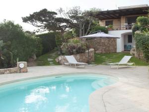 Basen w obiekcie Villa with a swimming pool, overlooking the crystal-clear waters of the Costa Smeralda lub w pobliżu