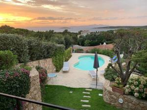 Vaizdas į baseiną apgyvendinimo įstaigoje Villa with a swimming pool, overlooking the crystal-clear waters of the Costa Smeralda arba netoliese