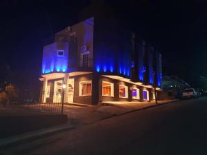 un edificio con luci blu di notte di Hotel Terrazas by CPH a Villa Carlos Paz