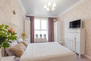 Кровать или кровати в номере Apartments on Krasnaya 176