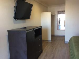 Μια τηλεόραση ή/και κέντρο ψυχαγωγίας στο La Plaza Inn