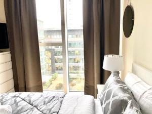 1 dormitorio con cama y ventana grande en Smartrips Apartments - The Hub, en Milton Keynes
