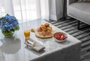 stół z miską jedzenia i szklanką soku pomarańczowego w obiekcie InterContinental Sydney Double Bay, an IHG Hotel w mieście Sydney