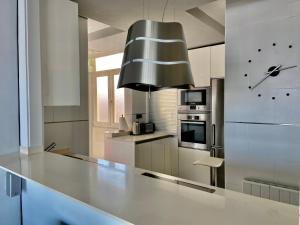 a large kitchen with a large white counter top at Impresionantes Vistas al Mar Menor in Playa Honda