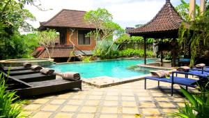 una piscina davanti a una casa di Ubud Bungalow ad Ubud
