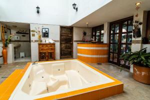 una grande vasca da bagno al centro di una stanza di Hotel Bahía Olivo Boutique & Spa a Villa de Leyva