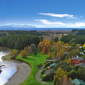 una vista aérea de una casa junto a un río en Tongariro Lodge, en Turangi