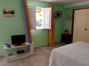 TV a/nebo společenská místnost v ubytování Paradis Caché - Confort Terrasse - Kybo Karaib Location - pkg - Mtgne