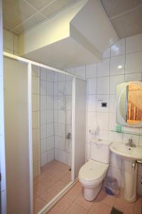花蓮市的住宿－漫遊舍民宿，一间带卫生间和水槽的浴室