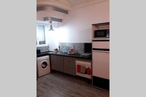 une cuisine avec un évier et une cuisinière four supérieur dans l'établissement La Martinique vous tend les bras !, au Diamant