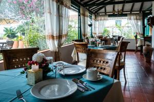 un comedor con 2 mesas con mantel azul en Hotel Bahía Olivo Boutique & Spa, en Villa de Leyva