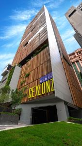 um edifício com um sinal na lateral em Ceylonz Suites by MyKey Global em Kuala Lumpur
