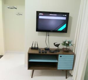 uma televisão em cima de uma cómoda num quarto em Flor de Peroba Flats #2 Azul - Maragogi - AL em Maragogi