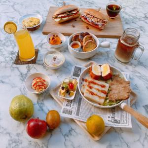 una mesa con un montón de alimentos y bebidas para el desayuno en Taichung Amour Hotel en Taichung