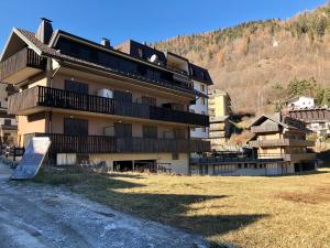 a building with balconies on the side of a field at Tablà - confort ed eleganza a 100 mt dagli impianti in Aprica