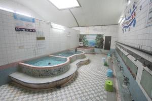 un bagno con tre grandi vasche idromassaggio di HARUYA Naramachi a Nara Altre 37 foto
