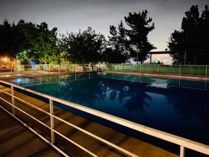 孔斯蒂圖西翁的住宿－Vista Hermosa，游泳池周围设有围栏