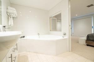 Koupelna v ubytování Absolute Beachfront Opal Cove Resort