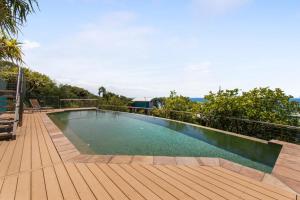 - une piscine sur une terrasse avec vue sur l'océan dans l'établissement Lookout Unit 8, à Point Lookout